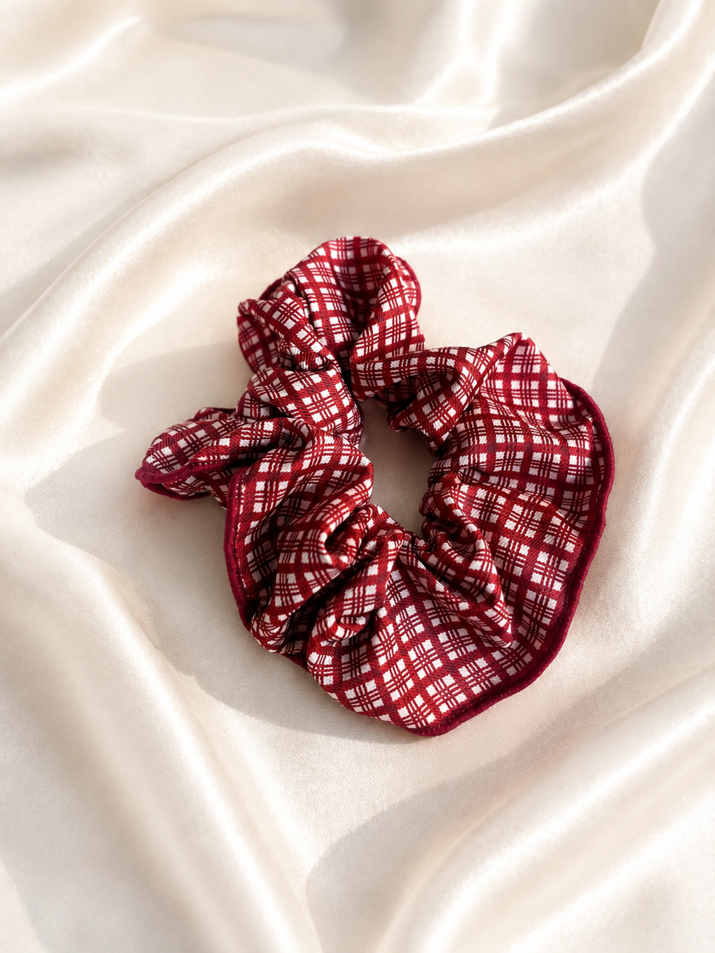 Lot de 3 chouchous pois crème et bordeaux sur fond satiné